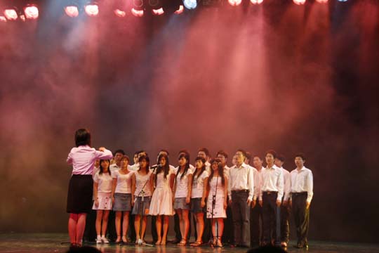 汉胜公司“新同学”合唱表演