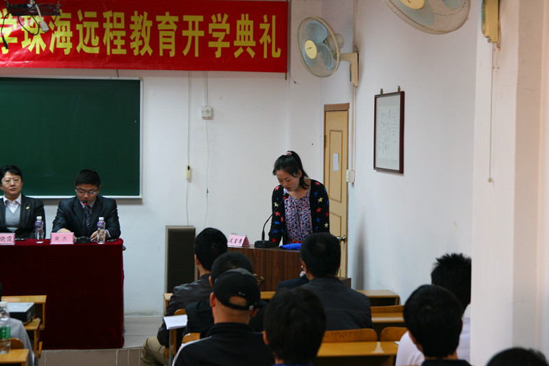 王佳宁同学代表全体新生发言