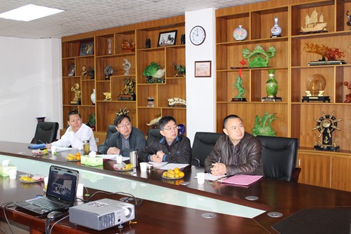 专家们正在听取自评工作汇报