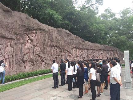 瞻仰革命浮雕