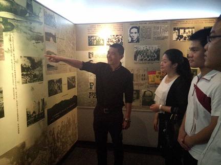 学生党总支书记罗旺同志与党员代表参观珠海市革命史料陈列馆